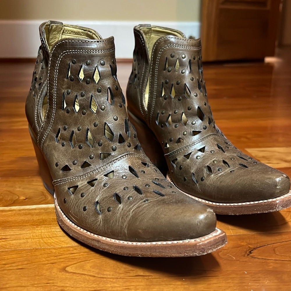ARIAT ankle boots
